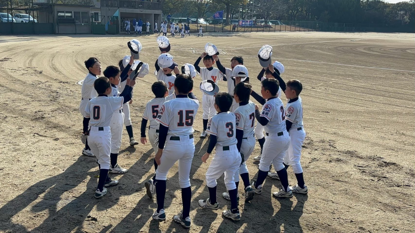 円陣を組んで士気を高める選手たち（行橋少年野球団）