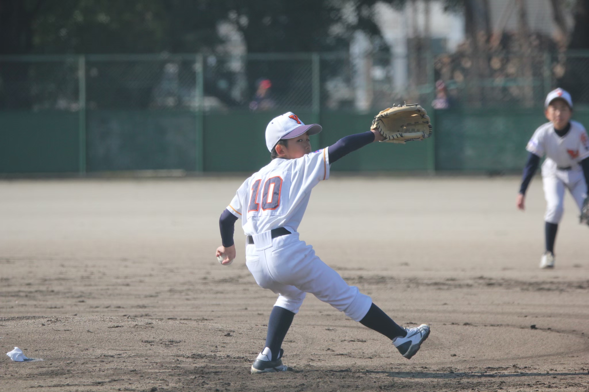 ピッチャーの投球姿（行橋少年野球団の試合風景）